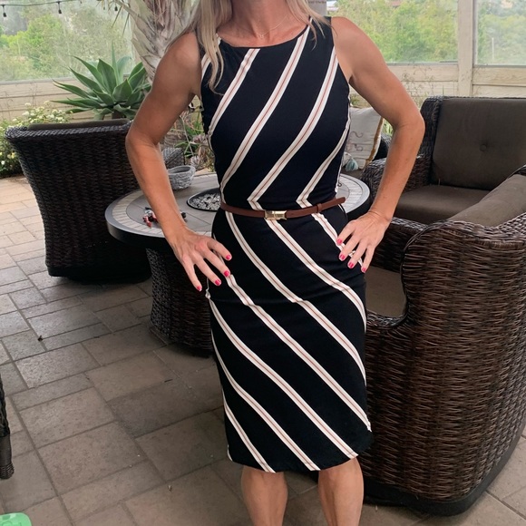 Flattering pencil dress for the office - Picture 2 of 5